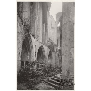 GUBIN (pow. krośnieński). Ruiny kościoła farnego – nawa prawa od strony ołtarza; fot. T. Zalewski …