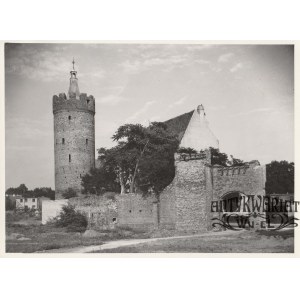 GUBIN. Wieża Bramy Ostrowskiej – Baszta Duża i mur obronny (stary i nowy); fot. T. Zalewski, 1955 …