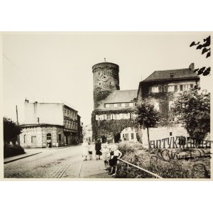 LUBSKO (pow. żarski). Wieża Bramy Żarskiej; fot. T. Zalewski, 1955; na verso pieczęć autora i odr …
