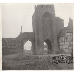 STRZELCE KRAJEŃSKIE. Brama miejska od strony zewnętrznej; fot. M. Witwicki, po 1945; na verso odr …