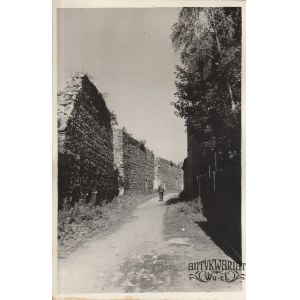 STRZELCE KRAJEŃSKIE. Fragment murów obronnych; fot. St. Kowalski, VII 1960; na verso odręczny opi …