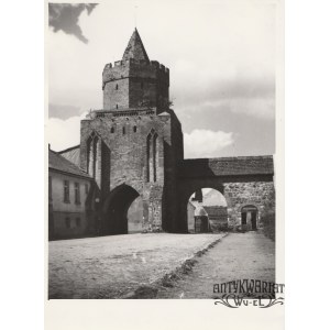 TRZCIŃSKO ZDRÓJ (pow. gryfiński). Brama Myśliborska; fot. E. Podolski, VIII 1953; na verso pieczę …