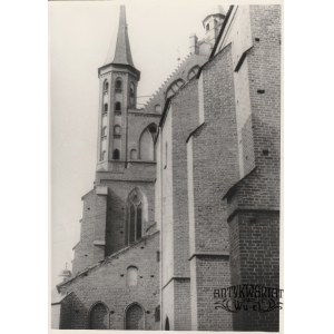 FROMBORK. Katedra – fragment z wieżyczką boczną; fot. J. Witkiewicz, 25 III 1954; na verso odręcz …