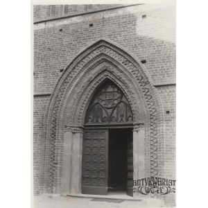 FROMBORK. Katedra – portal wejściowy; fot. Józef Fischer, III 1952; na verso pieczęć autora i opi …