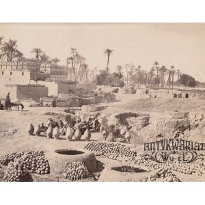 EGIPT. Widok na wioskę (Keneh?), zamieszkaną przez rzemieślników trudniących się garncarstwem; fo …