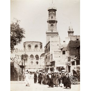 KAIR. Meczet sułtana al Nasira Muhammada ibn Qalawuna z grupą Arabów na pierwszym planie; fot. J. …