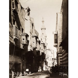 KAIR. Ulica El-Fouvaliah; na fot. widoczne piękne wykusze i minaret; fot. J.P. Sebah, lata 90. XI …