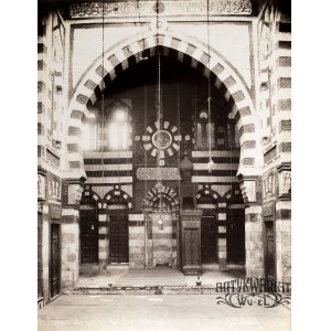 KAIR. Wnętrze mauzoleum Kait-Beya (Kajtbaja) – widok na mihrab (nisza lub ozdobna pły …