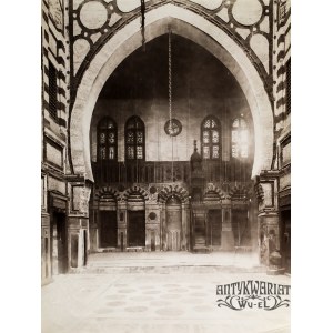 KAIR. Wnętrze meczetu Al-Ghouriego – widok na mihrab (nisza lub ozdobna płyta w sali modlitw w me …