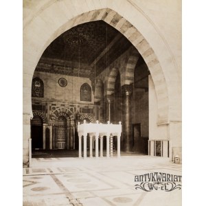 KAIR. Wnętrze medresy sułtana Barquqa (Barkuka) – widok na mihrab (nisza lub ozdobna płyta w sali …
