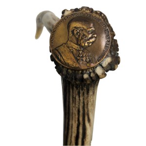 Laska myśliwska z medalionem z podobizną Franciszka Józefa wykonana z drewna i fragmentów poroża z mosiężnymi okuciami