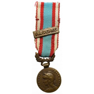 Francja, Miniatura medalu Afryki Północnej z okuciem Algieria