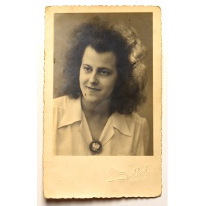 PSZnZ, Fotografia kobiety z broszką patriotyczną