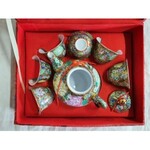 Porcelanowy komplet do herbaty w ozdobnym pudełku