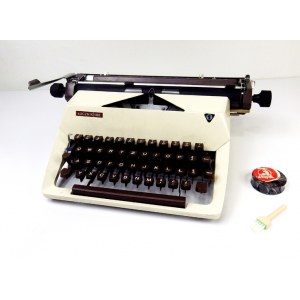 [písací stroj]. Písací stroj Lucznik 1303 s pôvodným puzdrom používaným na uskladnenie.