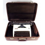 [MASZYNA do pisania]. Maszyna do pisania marki Łucznik 1303 wraz z oryginalną walizką służącą do jej przechowywania.