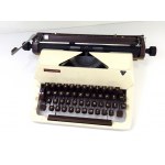 [písací stroj]. Písací stroj Lucznik 1303 s pôvodným puzdrom používaným na uskladnenie.