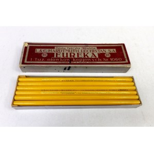 [PENCILS, L. &amp; C. Hardtmuth-Lechistan S.A.]. Kartónová škatuľa so sadou 12 ceruziek značky Eureka.
