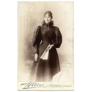 [PORTRÉTNA FOTOGRAFIA - neidentifikovaná žena z konca 19. storočia - pózovaná fotografia]. [nie pred rokom 1887]...