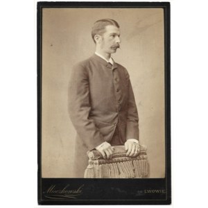 [FOTOGRAFIA portretowa - niezidentyfikowany mężczyzna z końca XIX wieku - fotografia pozowana]. [nie po 1887]...