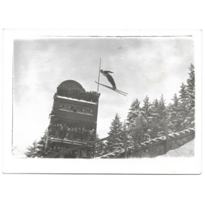 [BERGE - Athlet beim Skispringen - Situationsfoto]. [l. 1930er]....