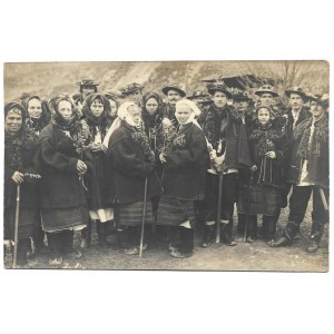 [HUCULSZCZYZNA - Huculi po uroczystości w kościele - fotografia sytuacyjna]. 1924. Fotografia pocztówkowa form. 8,...