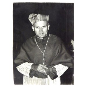 [WOJTYŁA Karol - kardynał podczas niezidentyfikowanej uroczystości - fotografia sytuacyjna]. [l. 60./70. XX w.]...