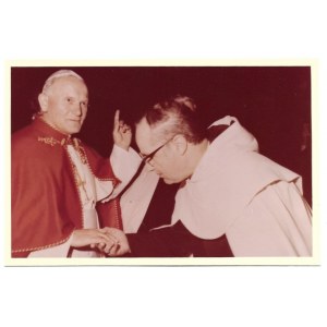 [JOHANNES PAUL II. - nach einer Ansprache in der Aula Magna der Päpstlichen Fakultät des Teresianums in Rom - Situationsfoto]....