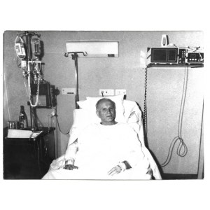 [JAN PAWEŁ II - in der Gemelli-Klinik, einige Tage nach dem Attentat - Situationsaufnahme]. [nach dem 13. Mai 1981]. Foto form....