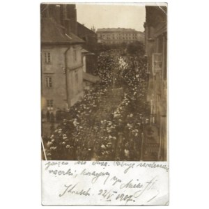 [JORDAN Henry - Leichenzug - Situationsfoto]. 22 V 1907. Postkartenfoto-Formular. 13,8x8,...