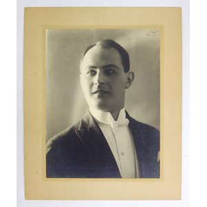[KIEPURA Jan - Porträtfoto]. [l. 1930er Jahre]. Fotografie-Formular. 23,9x18,2 cm auf einer Basisform. 31x25,...