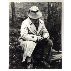 [NIKIFOR - artist with notebook - situational photograph]. [l. 1960s]. Photograph form. 49x47 cm,...
