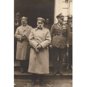 [PIŁSUDSKI Józef - mit Offizieren - Situationsaufnahme]. [1928?]. Fotografie-Formular. 16,7x11,5 cm, von W[...
