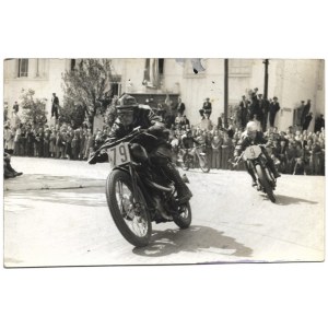 [Motocyklový šport - preteky - situačné fotografie]. [l. 1950]. Súbor 3 fotografií. 11,6x18 cm, 9x12 cm,...