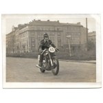 [SPORT motocyklowy - wyścigi - fotografie sytuacyjne]. [l. 50. XX w.]. Zestaw 3 fotografii form. 11,6x18 cm, 9x12 cm,...