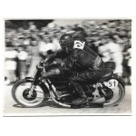 [SPORT motocyklowy - wyścigi - fotografie sytuacyjne]. [l. 50. XX w.]. Zestaw 3 fotografii form. 11,6x18 cm, 9x12 cm,...