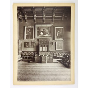 Aula w Collegium Novum w obiektywie S. Muchy. Fotografia z lat 30. XX w.