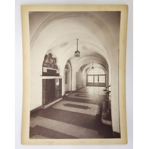 Hall w budynku Seminarjów Humanistycznych w obiektywie S. Muchy. Fotografia z lat 30....