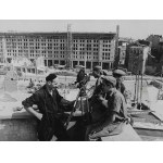 [VARŠAVA - rekonštrukcia hlavného mesta objektívom Karola Szczecińského - situačné fotografie]. [začiatok 50. rokov] ....