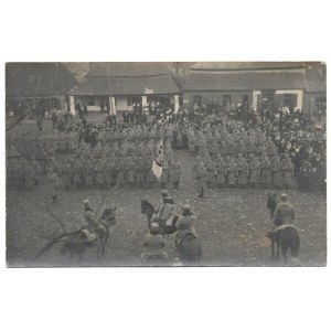 [Polské legie - přehlídka praporu doplňovacího Galica před D. W. ve Sławkowě. - situační fotografie]. [1915]...
