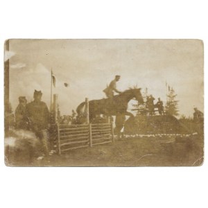 [Poľská armáda - súťaž hippies v 10. ulánskom pluku - situačná fotografia]. 10 IX 1922. fotografia. 8,...