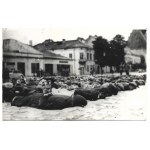 [Druhá světová válka - vyhlazování olkuszských Židů - situační fotografie]. [31. 8. 1940/ l. 1980]....
