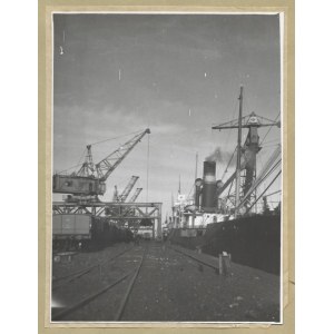 [GDYNIA - port - fotografia widokowa]. [1938]. Fotografia form. 15,6x11,7 cm na podkładzie form....