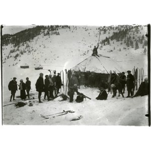 [GÓRY - Karpaty - zimowa wycieczka ze Lwowa w góry - fotografie sytuacyjne]. [l. 10./20. XX w.]...