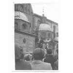 [KENNEDY Robert - z wizytą w Krakowie - fotografie sytuacyjne]. 29 VI 1964. Zestaw 14 fotografii form. ca 12x8 cm,...