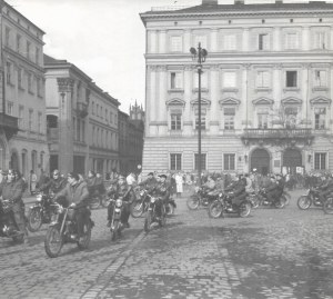 [KRAKÓW - przejazd motocyklistów wokół rynku - fotografia sytuacyjna]. [l. 50./60. XX w.]. Fotografia form. 17,...