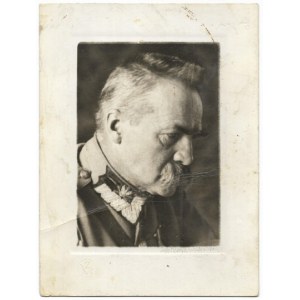 [PIŁSUDSKI Józef - fotografia portretowa z profilu]. [nie przed 1928]. Fotografia form. 23,2x17,...