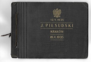 [PIŁSUDSKI Józef - uroczystości pogrzebowe w Krakowie - fotografie sytuacyjne w albumie pamiątkowym]. [V 1935]...