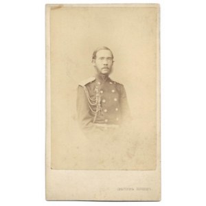 [POWSTANIE styczniowe - fotografia portretowa mężczyzny w mundurze oficera rosyjskiego]. [l. 60. XIX w.?]...
