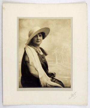 [TEATR - Irena TRAPSZO - fotografia portretowa]. [nie przed 1913]. Fotografia form. 22,2x16,...